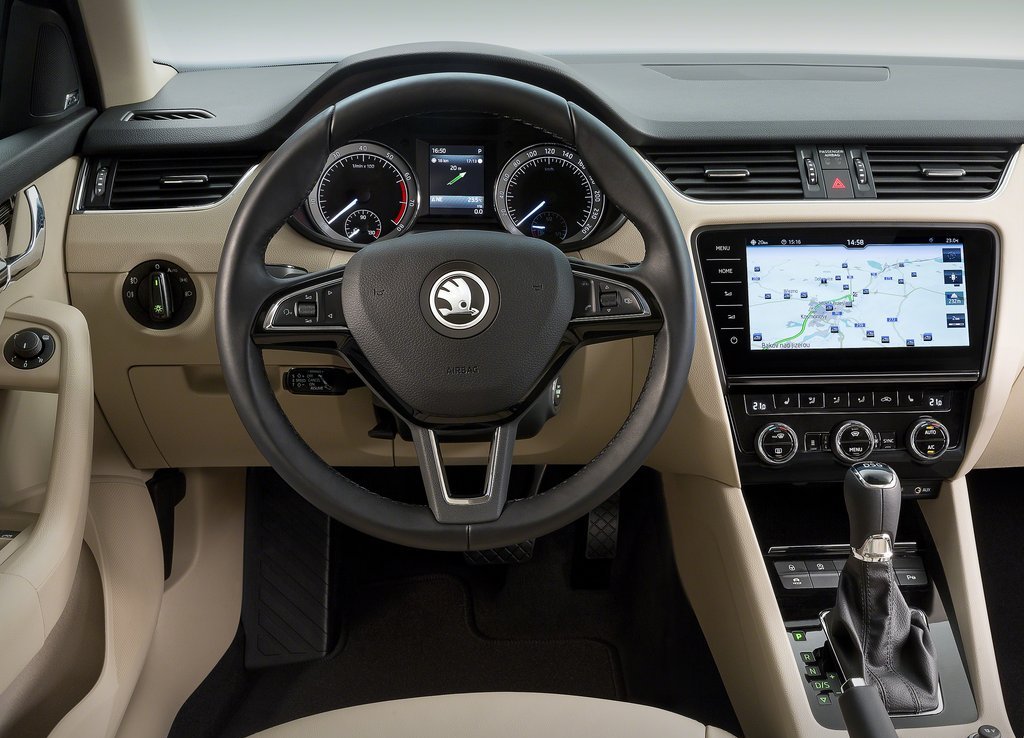 SKODA OCTAVIA SURGE RENOVADO EM SUAS DUAS VERSÕES, foto 5