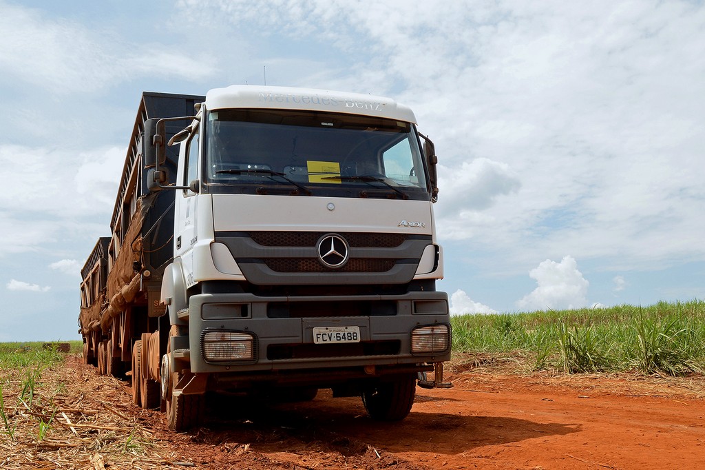 TRANSMISSÃO AUTOMATIZADA ELEVA O PADRÃO DE CONFORTO DOS CAMINHÕES MERCEDES-BENZ AXOR FORA DE ESTRADA, foto 1