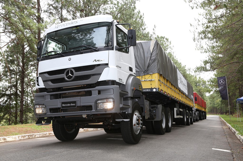 TRANSMISSÃO AUTOMATIZADA ELEVA O PADRÃO DE CONFORTO DOS CAMINHÕES MERCEDES-BENZ AXOR FORA DE ESTRADA, foto 2