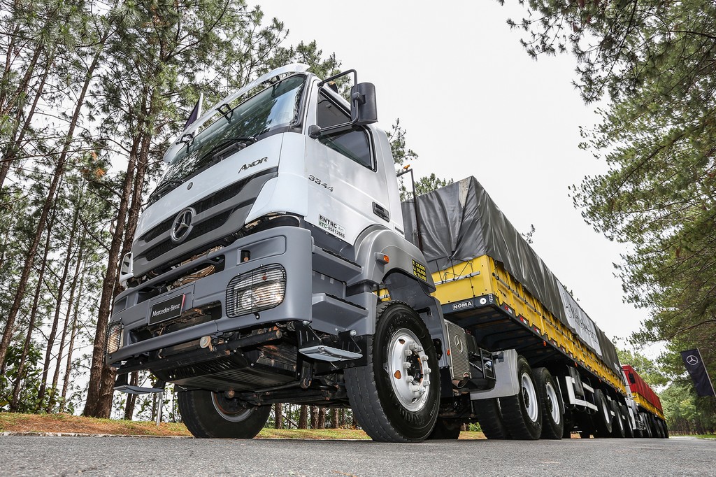 TRANSMISSÃO AUTOMATIZADA ELEVA O PADRÃO DE CONFORTO DOS CAMINHÕES MERCEDES-BENZ AXOR FORA DE ESTRADA, foto 5