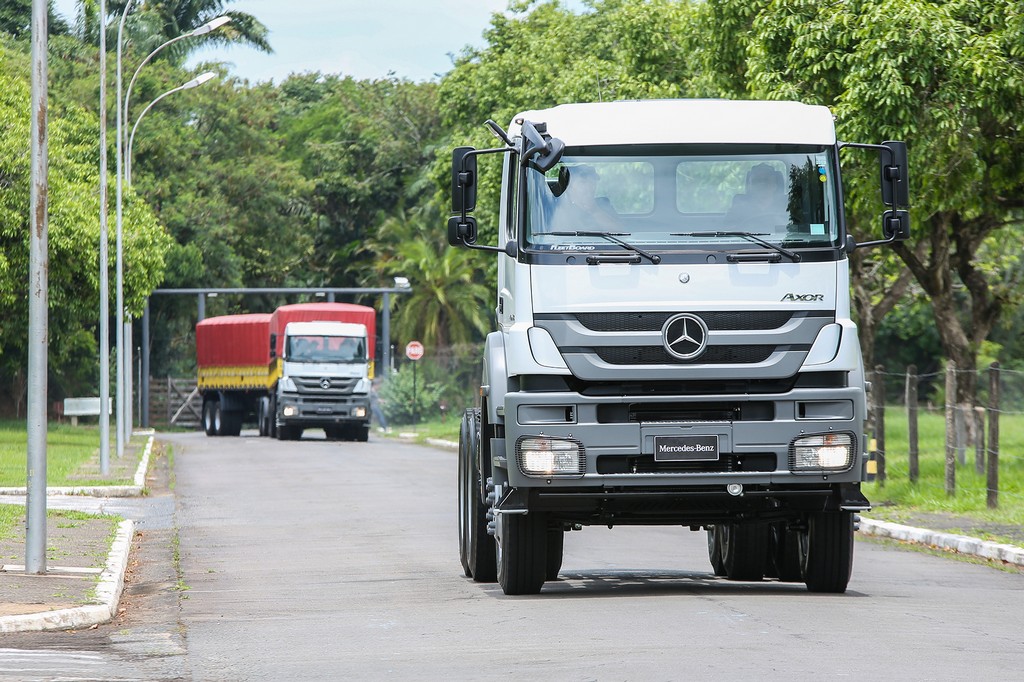 TRANSMISSÃO AUTOMATIZADA ELEVA O PADRÃO DE CONFORTO DOS CAMINHÕES MERCEDES-BENZ AXOR FORA DE ESTRADA, foto 6