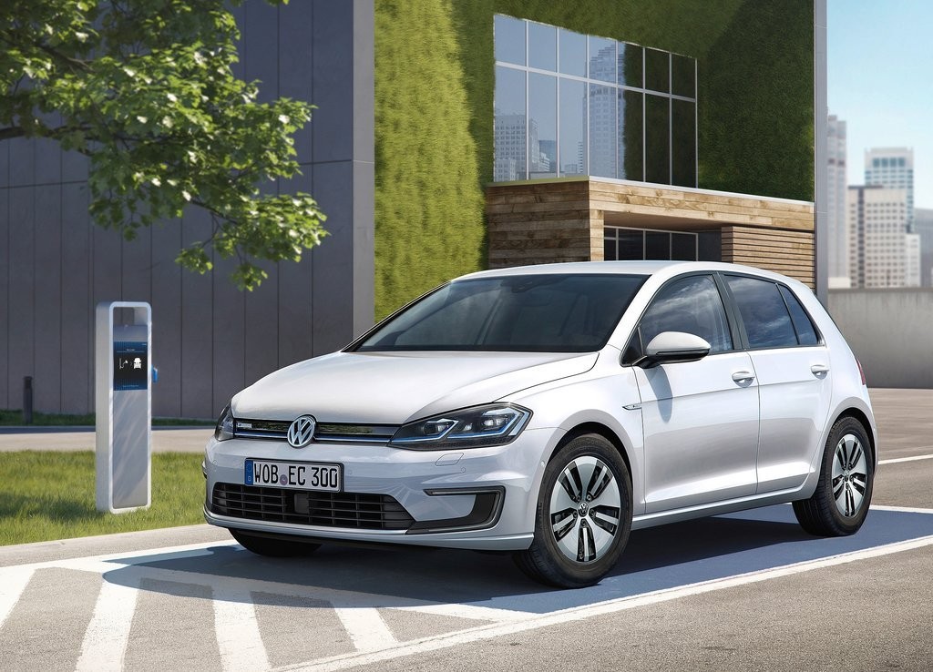VOLKSWAGEN e-GOLF 2017 REVELADO EM LOS ANGELES COM MAIS AUTONOMIA E TECNOLOGIA, foto 1