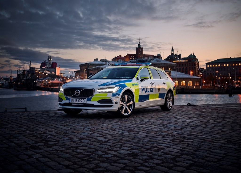 NOVO VOLVO V90 VESTE O UNIFORME DA POLÍCIA SUECA, foto 1