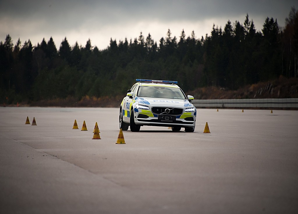 NOVO VOLVO V90 VESTE O UNIFORME DA POLÍCIA SUECA, foto 2
