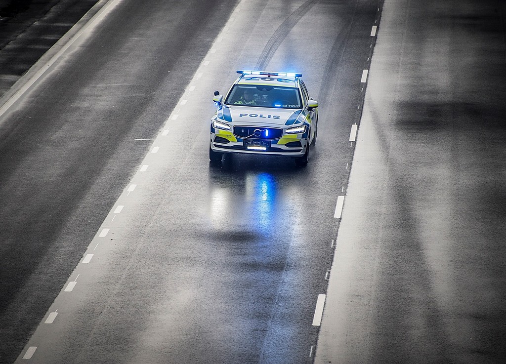 NOVO VOLVO V90 VESTE O UNIFORME DA POLÍCIA SUECA, foto 3