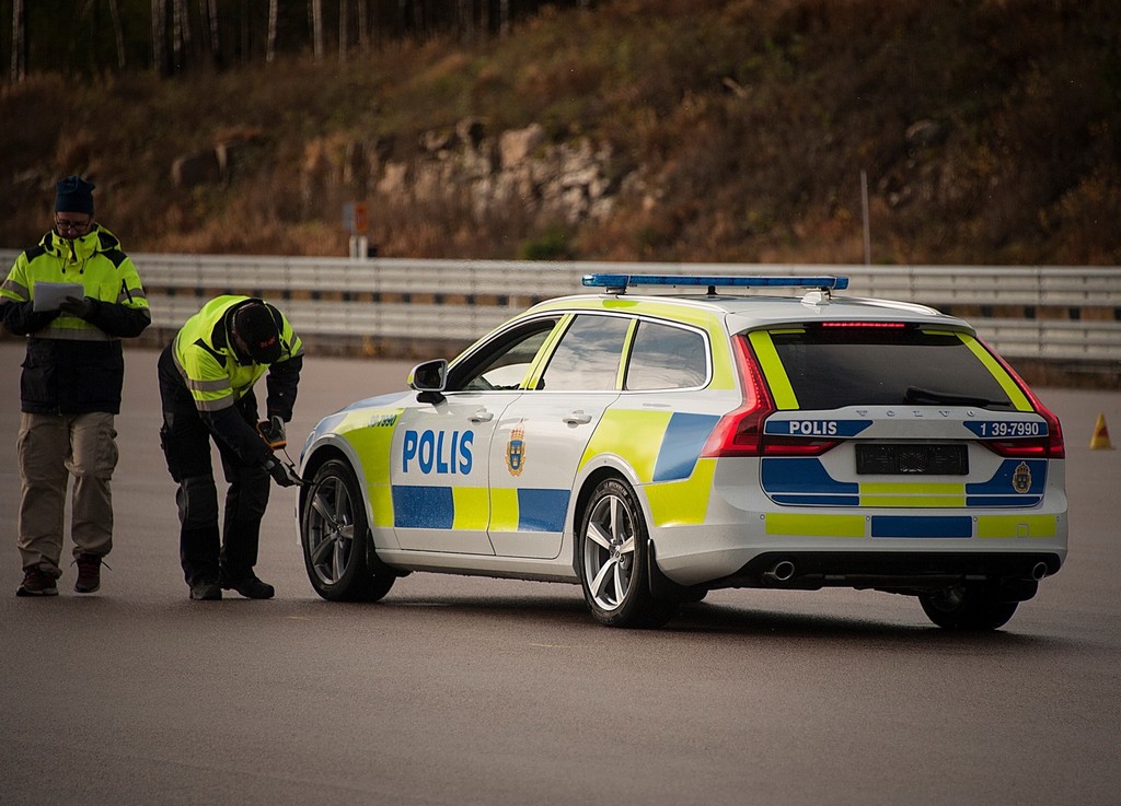 NOVO VOLVO V90 VESTE O UNIFORME DA POLÍCIA SUECA, foto 4