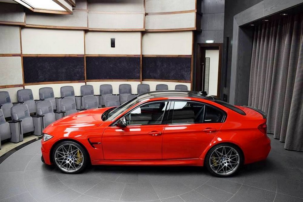 CONCESSIONÁRIO DE ABU DHABI APRESENTA UM BMW M3 SEDAN COM O ‘COMPETITION PACKAGE’ E PINTURA ‘INDIVIDUAL’, foto 6