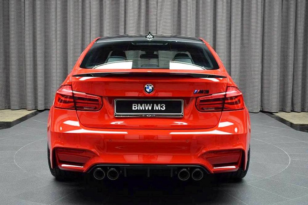 CONCESSIONÁRIO DE ABU DHABI APRESENTA UM BMW M3 SEDAN COM O ‘COMPETITION PACKAGE’ E PINTURA ‘INDIVIDUAL’, foto 19