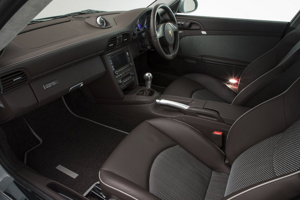 UM PORSCHE 911 SPORT CLASSIC COM SOMENTE 130 KM RODADOS ESTÁ À VENDA NO REINO UNIDO, foto 6