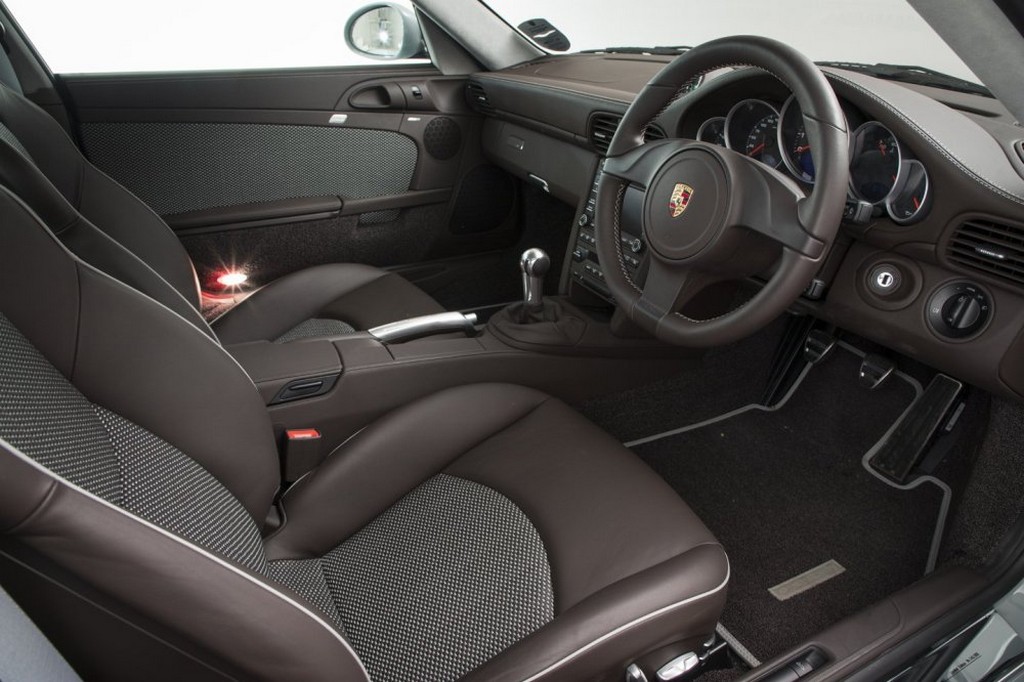 UM PORSCHE 911 SPORT CLASSIC COM SOMENTE 130 KM RODADOS ESTÁ À VENDA NO REINO UNIDO, foto 7