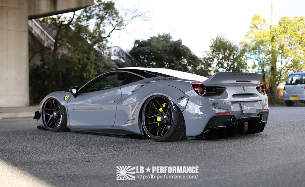 FERRARI F488 GTB BY LIBERTY WALK SURGE EM TOKYO COM UM KIT DE CARROCERIA EXTREMO COMO SEMPRE, foto 3