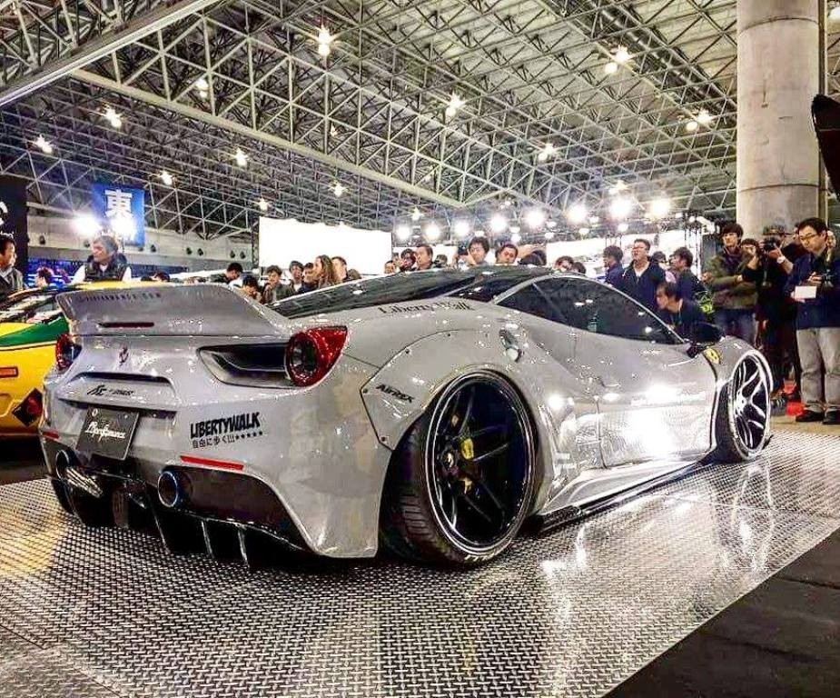 FERRARI F488 GTB BY LIBERTY WALK SURGE EM TOKYO COM UM KIT DE CARROCERIA EXTREMO COMO SEMPRE, foto 4