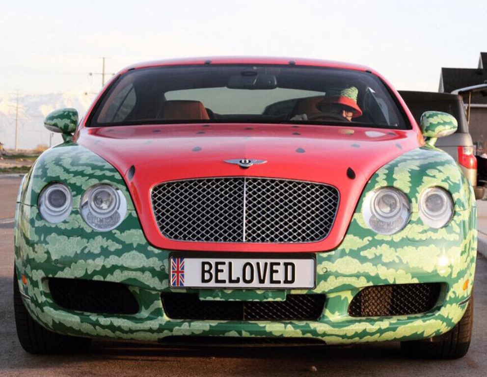 MARCA AMERICANA DE ROUPAS MOSTRA UM BENTLEY CONTINENTAL GT VESTIDO DE MELANCIA, foto 1