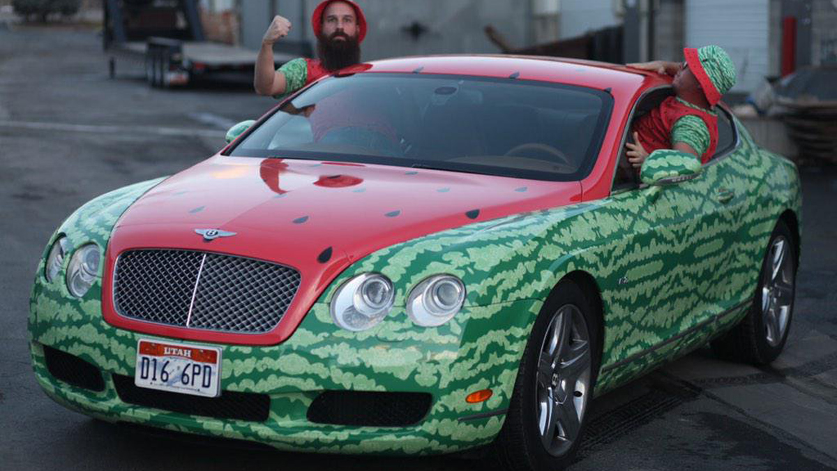 MARCA AMERICANA DE ROUPAS MOSTRA UM BENTLEY CONTINENTAL GT VESTIDO DE MELANCIA, foto 2