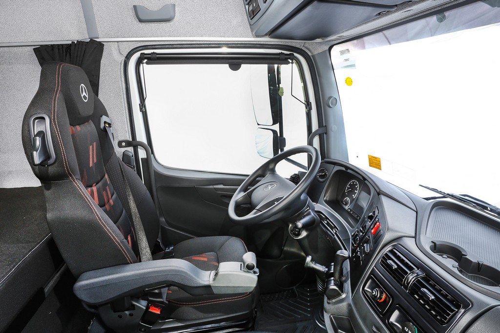 MERCEDES-BENZ RENOVA COCKPIT DA LINHA DE CAMINHÕES, foto 1