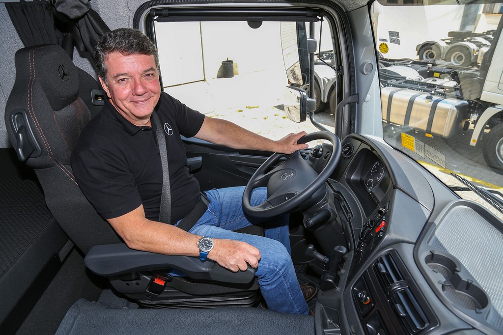 MERCEDES-BENZ RENOVA COCKPIT DA LINHA DE CAMINHÕES, foto 2