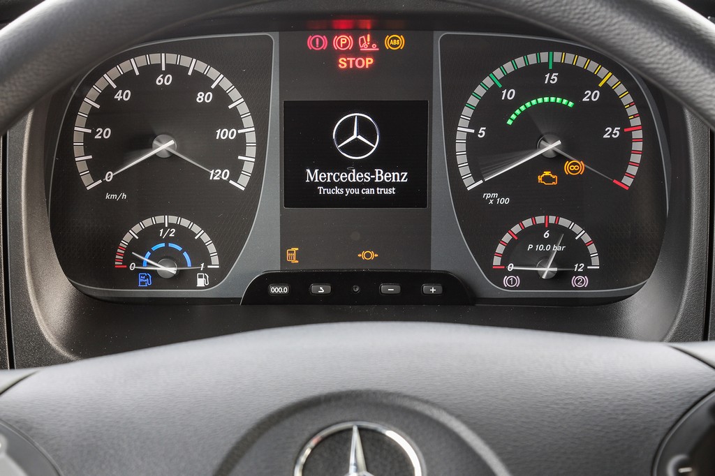 MERCEDES-BENZ RENOVA COCKPIT DA LINHA DE CAMINHÕES, foto 3
