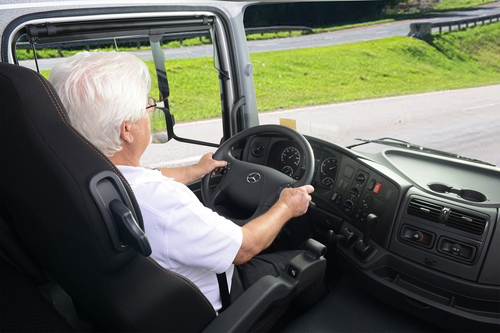 MERCEDES-BENZ RENOVA COCKPIT DA LINHA DE CAMINHÕES, foto 4