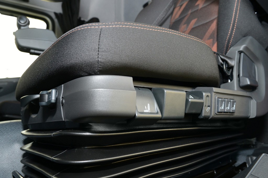 MERCEDES-BENZ RENOVA COCKPIT DA LINHA DE CAMINHÕES, foto 5