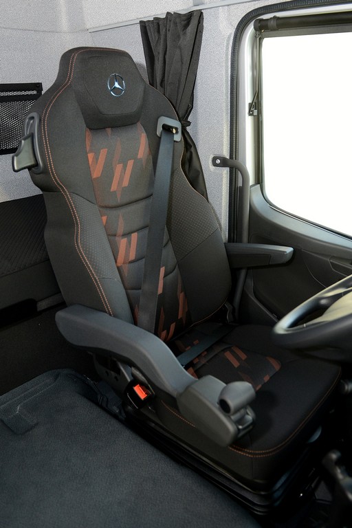 MERCEDES-BENZ RENOVA COCKPIT DA LINHA DE CAMINHÕES, foto 7