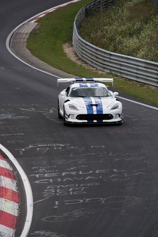 DODGE VIPER TENTA BATER O RECORDE EM NÜRBURGRING, foto 8