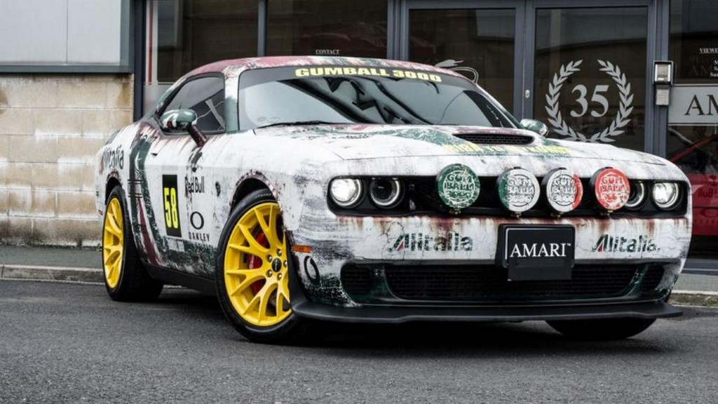 DODGE CHALLENGER SRT HELLCAT PARTICIPOU DO GUMBALL 3000 VESTIDO COM UNIFORME DE RALLY, foto 1