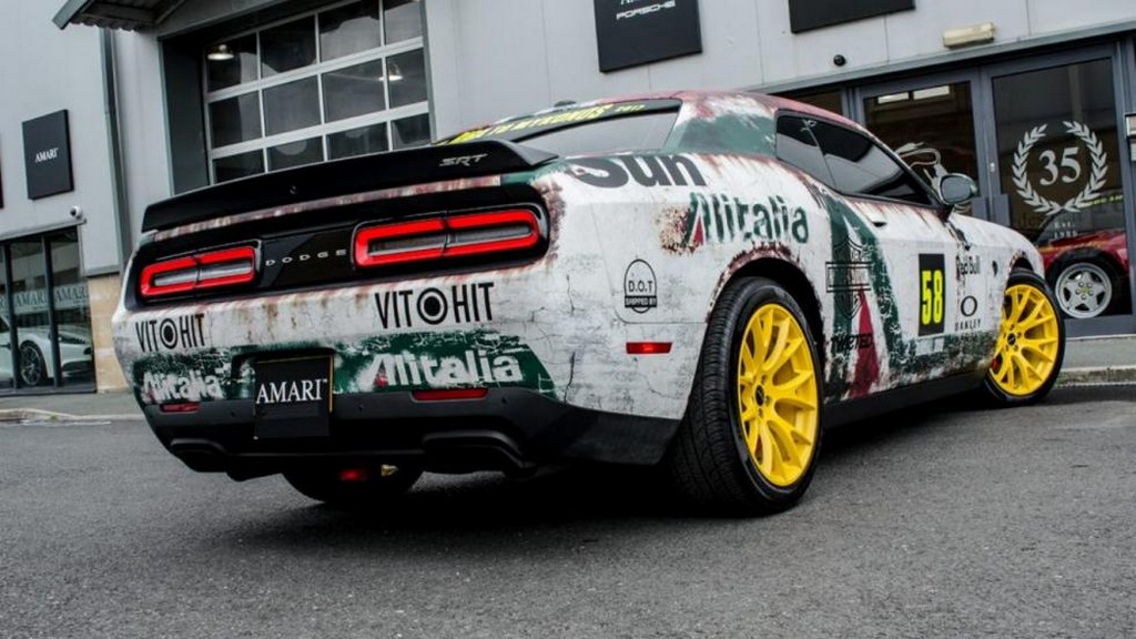 DODGE CHALLENGER SRT HELLCAT PARTICIPOU DO GUMBALL 3000 VESTIDO COM UNIFORME DE RALLY, foto 2