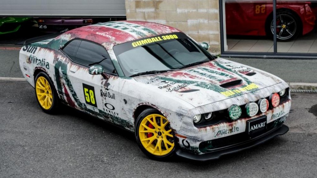DODGE CHALLENGER SRT HELLCAT PARTICIPOU DO GUMBALL 3000 VESTIDO COM UNIFORME DE RALLY, foto 3