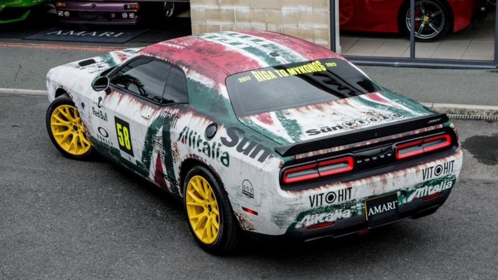 DODGE CHALLENGER SRT HELLCAT PARTICIPOU DO GUMBALL 3000 VESTIDO COM UNIFORME DE RALLY, foto 4