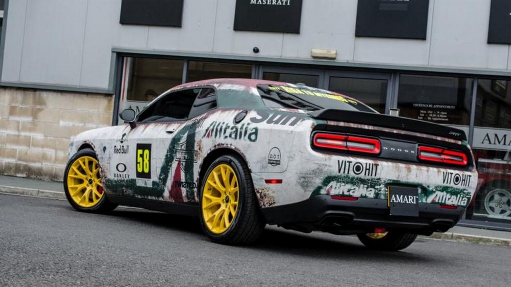 DODGE CHALLENGER SRT HELLCAT PARTICIPOU DO GUMBALL 3000 VESTIDO COM UNIFORME DE RALLY, foto 5