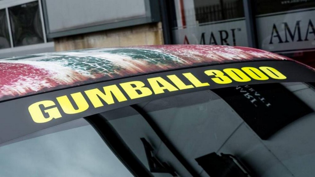 DODGE CHALLENGER SRT HELLCAT PARTICIPOU DO GUMBALL 3000 VESTIDO COM UNIFORME DE RALLY, foto 6