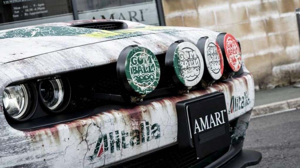DODGE CHALLENGER SRT HELLCAT PARTICIPOU DO GUMBALL 3000 VESTIDO COM UNIFORME DE RALLY, foto 8