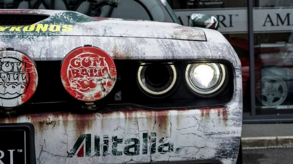 DODGE CHALLENGER SRT HELLCAT PARTICIPOU DO GUMBALL 3000 VESTIDO COM UNIFORME DE RALLY, foto 10