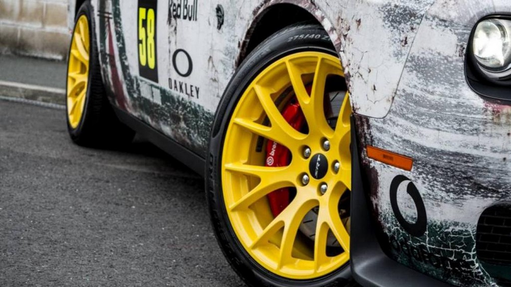 DODGE CHALLENGER SRT HELLCAT PARTICIPOU DO GUMBALL 3000 VESTIDO COM UNIFORME DE RALLY, foto 11