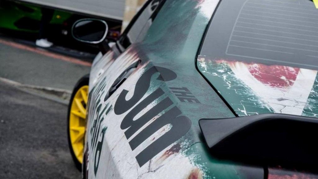 DODGE CHALLENGER SRT HELLCAT PARTICIPOU DO GUMBALL 3000 VESTIDO COM UNIFORME DE RALLY, foto 12