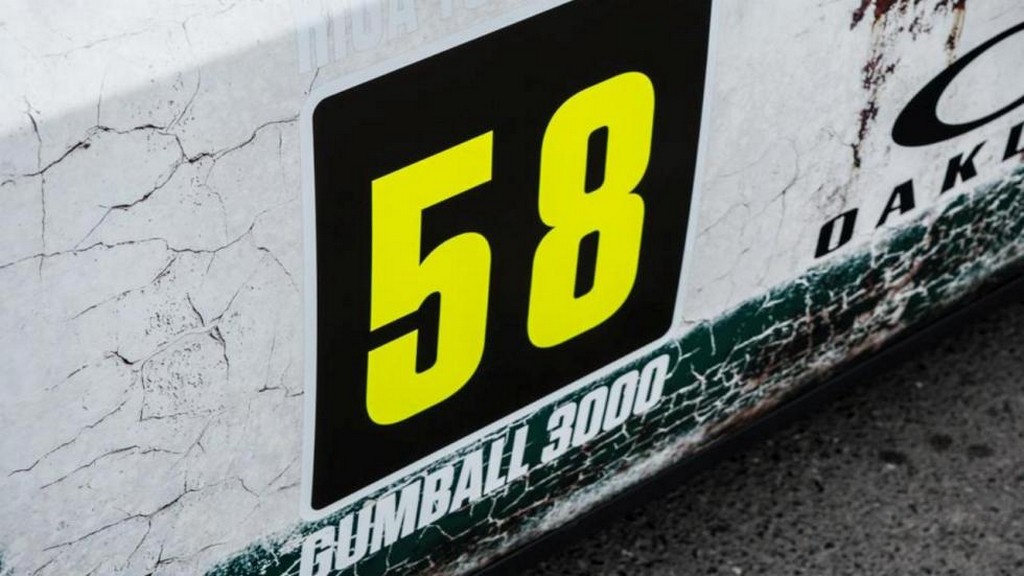DODGE CHALLENGER SRT HELLCAT PARTICIPOU DO GUMBALL 3000 VESTIDO COM UNIFORME DE RALLY, foto 13