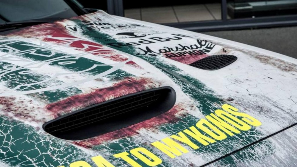 DODGE CHALLENGER SRT HELLCAT PARTICIPOU DO GUMBALL 3000 VESTIDO COM UNIFORME DE RALLY, foto 14