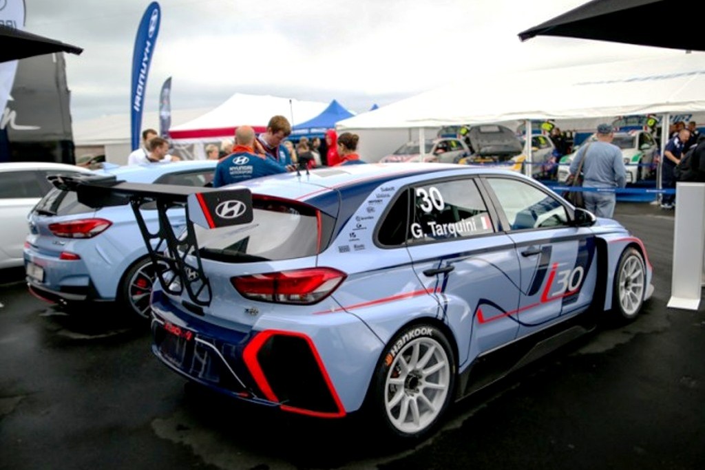HYUNDAI i30 N TCR SURGE COM AS SUAS CORES OFICIAIS EM NÜRBURGRING, foto 1