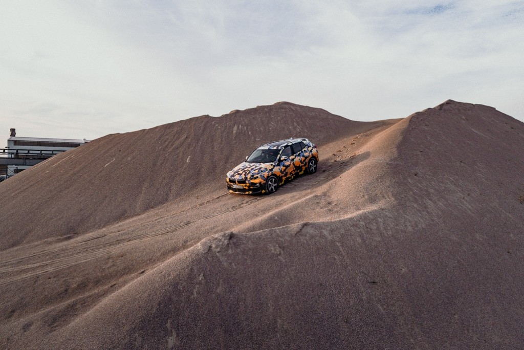 NOVO BMW X2 APARECE CAMUFLADO EM EXPEDIÇÃO NA ‘SELVA URBANA’, foto 2