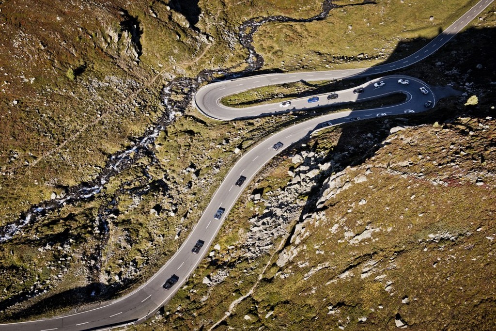 DEZENOVE PORSCHE 918 SPYDER CRUZAM OS ALPES EM CINCO DIAS, foto 3