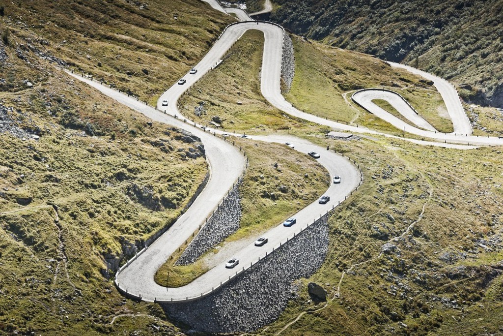 DEZENOVE PORSCHE 918 SPYDER CRUZAM OS ALPES EM CINCO DIAS, foto 10