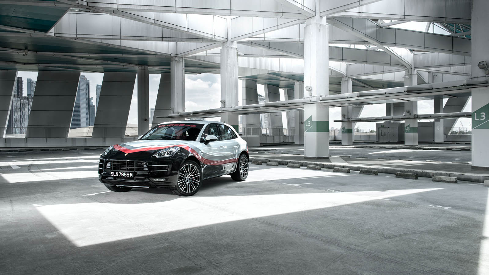 UM PORSCHE MACAN TURBO VESTIDO COM AS CORES DO 919 HYBRID E DO 911 RSR, foto 1