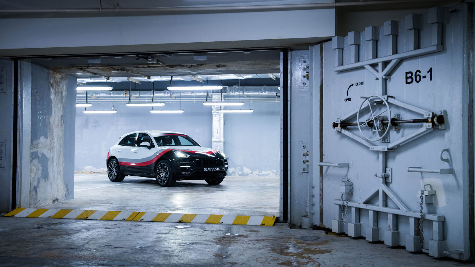 UM PORSCHE MACAN TURBO VESTIDO COM AS CORES DO 919 HYBRID E DO 911 RSR, foto 3