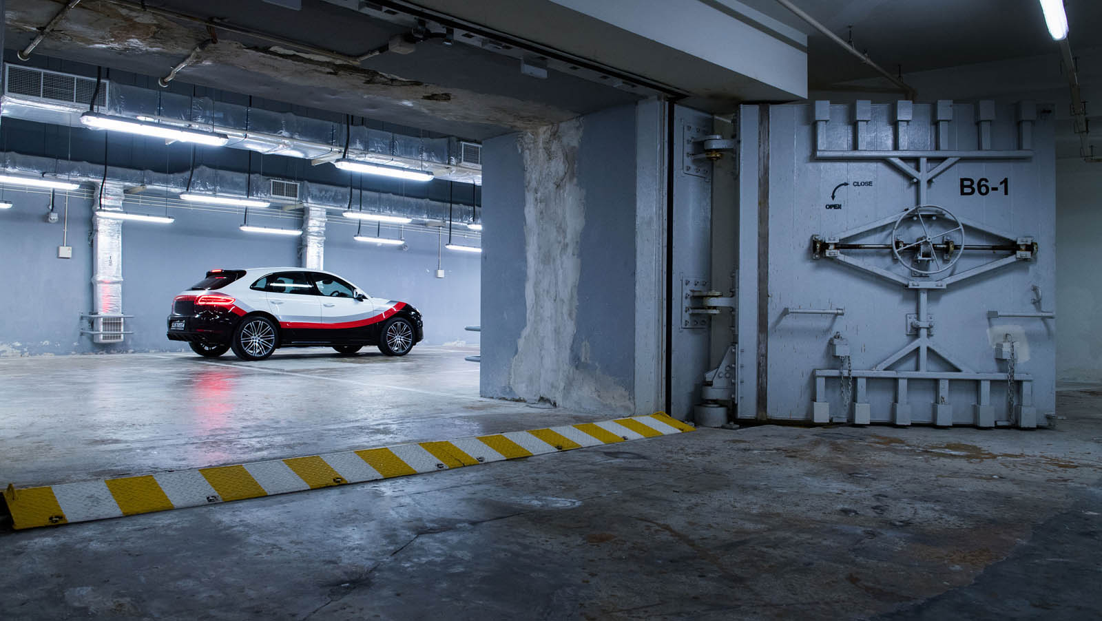 UM PORSCHE MACAN TURBO VESTIDO COM AS CORES DO 919 HYBRID E DO 911 RSR, foto 4