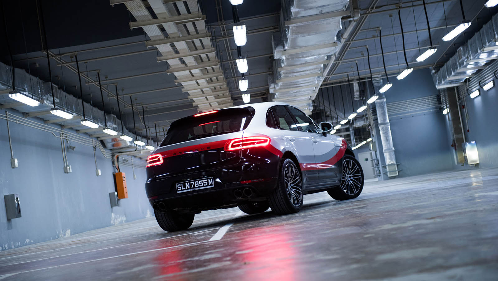 UM PORSCHE MACAN TURBO VESTIDO COM AS CORES DO 919 HYBRID E DO 911 RSR, foto 5