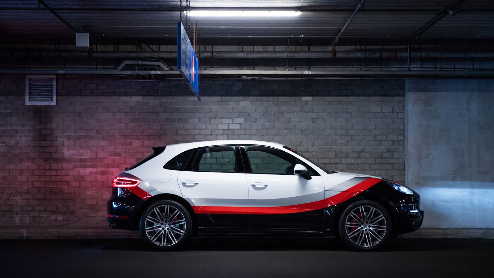 UM PORSCHE MACAN TURBO VESTIDO COM AS CORES DO 919 HYBRID E DO 911 RSR, foto 6