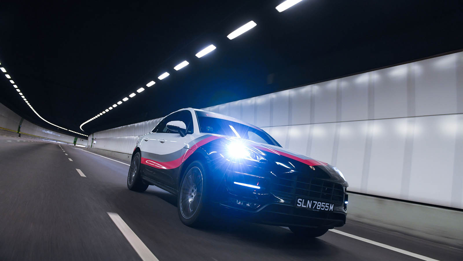 UM PORSCHE MACAN TURBO VESTIDO COM AS CORES DO 919 HYBRID E DO 911 RSR, foto 7