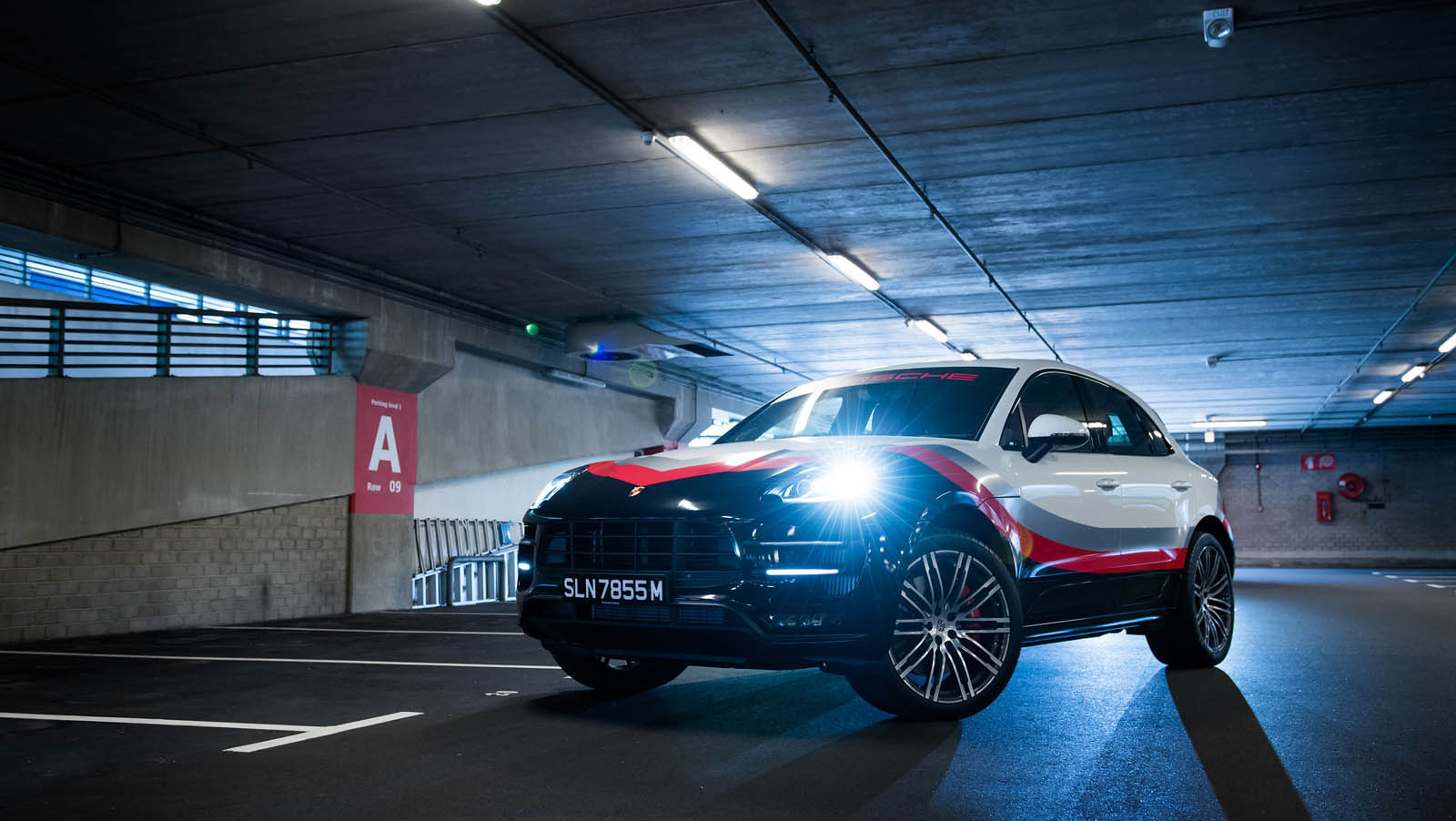 UM PORSCHE MACAN TURBO VESTIDO COM AS CORES DO 919 HYBRID E DO 911 RSR, foto 8