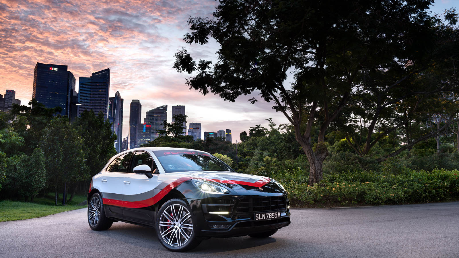 UM PORSCHE MACAN TURBO VESTIDO COM AS CORES DO 919 HYBRID E DO 911 RSR, foto 9