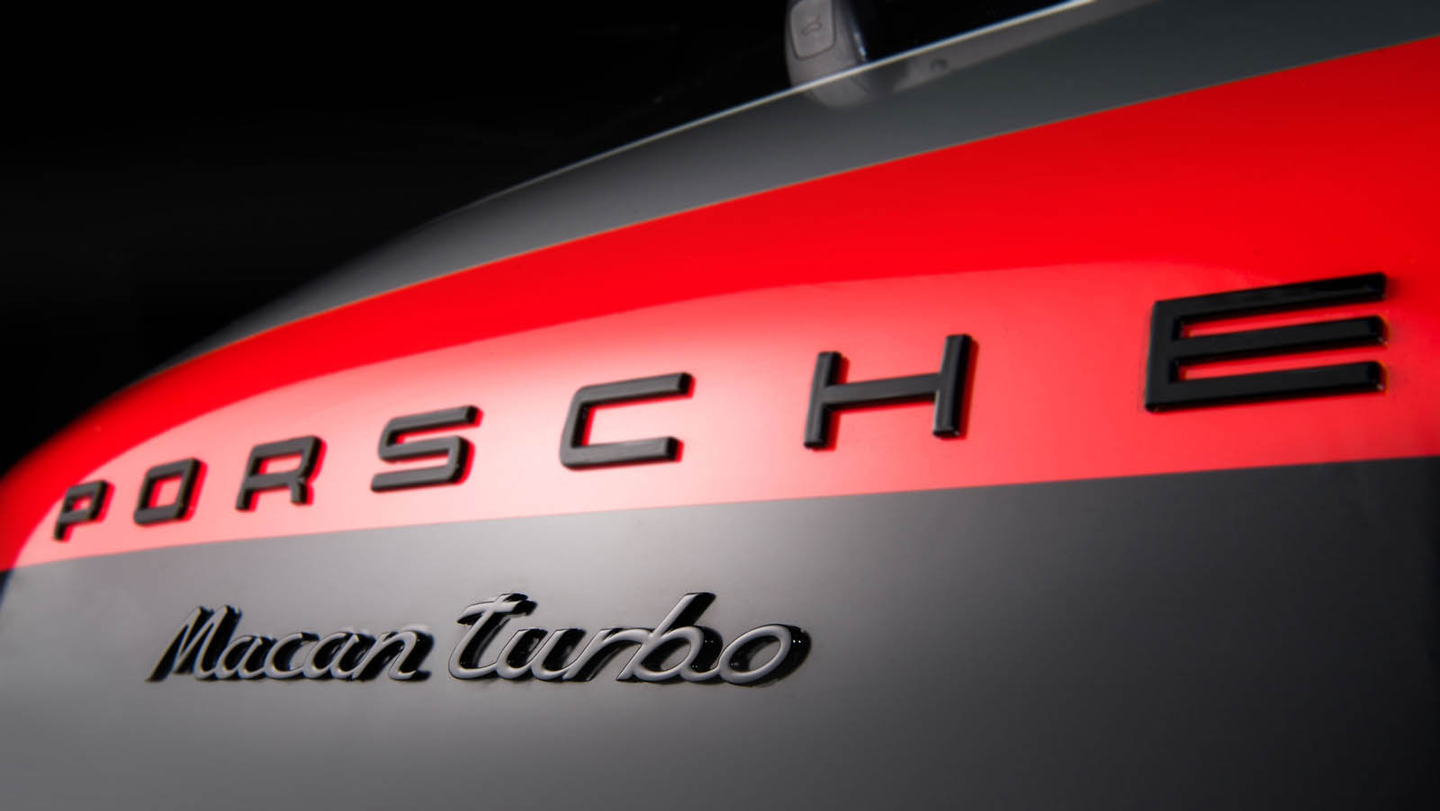 UM PORSCHE MACAN TURBO VESTIDO COM AS CORES DO 919 HYBRID E DO 911 RSR, foto 10